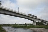 鬼怒川橋梁を走るライトラインの電車（筆者撮影）