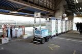 AGVが荷物を載せた台車を牽引する様子は列車のようだ＝2026年3月23日（撮影：尾形文繁）