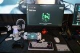 モニターに接続すれば据え置き型ゲーミングPCのようにプレイできる（筆者撮影）
