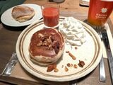 KNOWS COFFEEのパンケーキは小さめ。その分、リッチな食べ応えが特徴だ（筆者撮影）