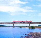参宮線宮川橋梁を渡るキハ30形とキハ20形の列車（撮影：南正時）