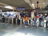 MRT3号線の改札。日中でも多くの人で賑わっている（筆者撮影）
