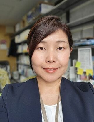 安部芳絵（あべ・よしえ）工学院大学教育推進機構教職課程科教授国連子どもの権利条約を中心に人権を研究。災害時の子ども支援について、全国の児童館・放課後児童クラブ（学童保育）の事例調査にも取り組む。単著に『子ども支援学研究の視座』（学文社）、『災害と子ども支援』（学文社）、『子どもの権利条約を学童保育に活かす』（高文研）。公益社団法人セーブ・ザ・チルドレン・ジャパン理事、一般財団法人児童健全育成推進財団理事。男子3人の母で、子どもは3人とも学童保育育ち（写真：本人提供）