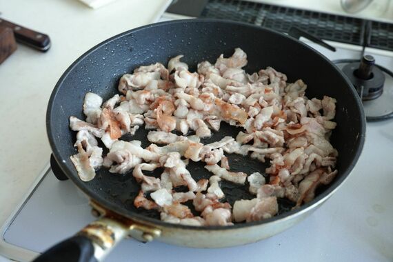 炒めた豚バラ肉