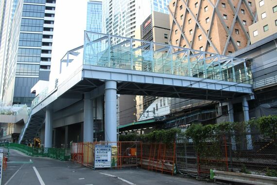 渋谷サクラステージ横の跨線橋
