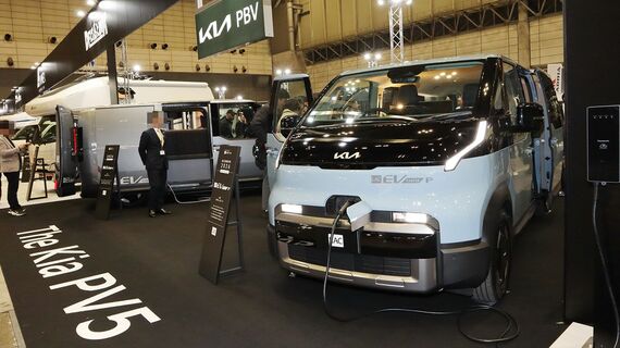 ジャパンキャンピングカーショー2026で展示されていた「LAC EVキャンパーP」と「LAC EVキャンパーC」