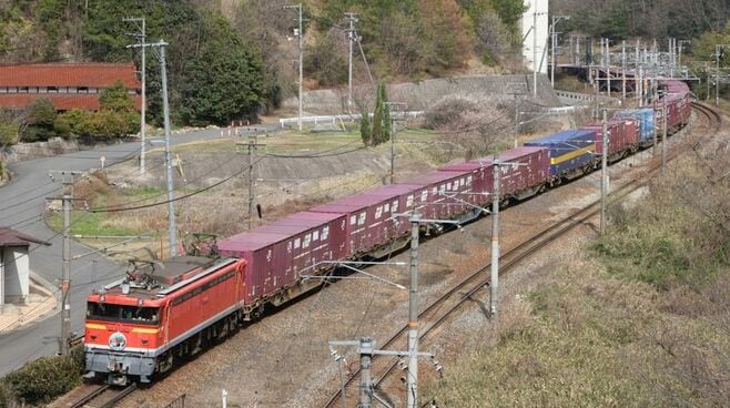 貨物列車の｢後押し専門機関車｣EF67形ついに引退
