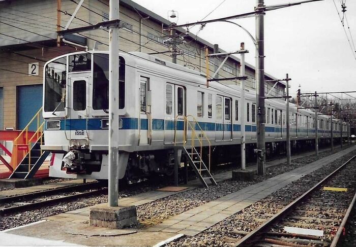 登場時、運行開始直前の1000形ワイドドア車