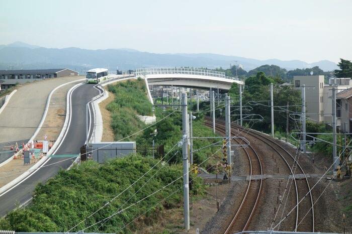 常磐線と立体交差する大甕駅北こ線橋（橋長61m）
