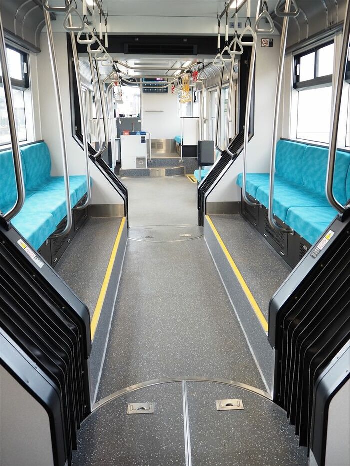 フラットな床面の車内