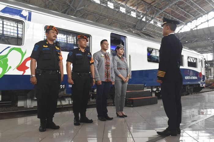 特別車両「クレタ イスティメワ」の貸し切り列車。