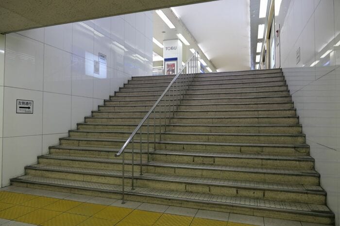 改札口へ続く階段