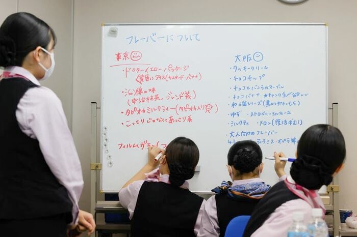 東京、大阪チームに分かれて次の新フレーバーを検討
