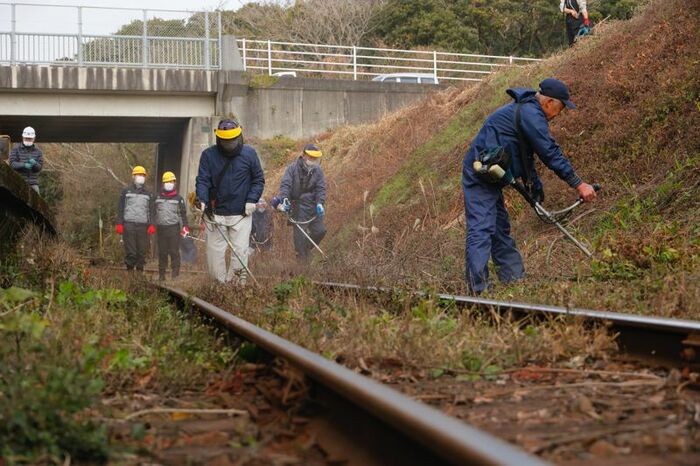 自治会員も慣れた手つきで作業に協力