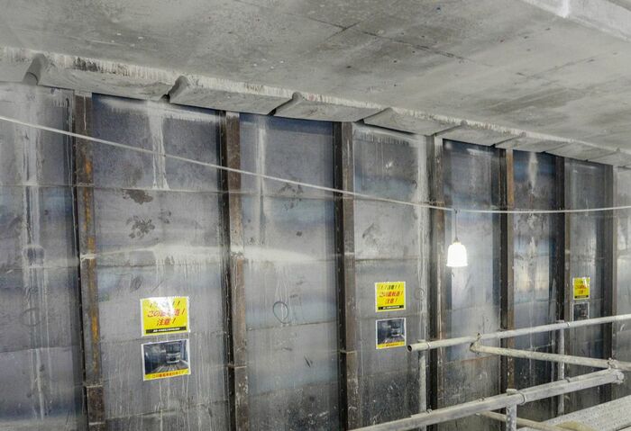 天井部にはトンネルの側壁を撤去した跡が見える