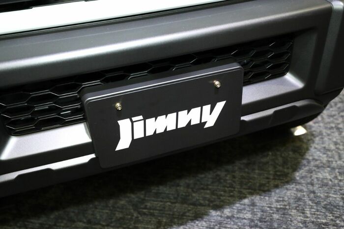 新型ジムニーのナンバープレート周り