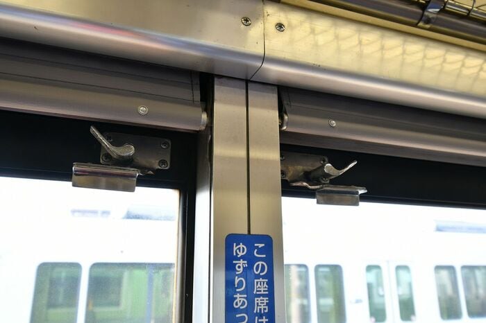 客室窓は上半分が開けられる。この形のツマミも今や貴重だ