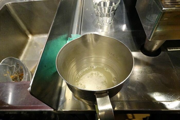 お湯ではないのは、空気を混ぜるため