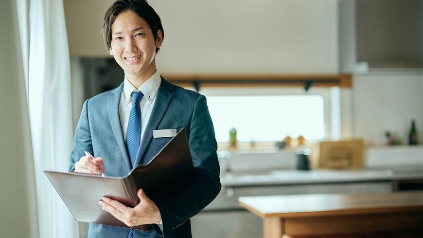 優秀な住宅営業マンを見極めるポイントとは（写真：TY／PIXTA）