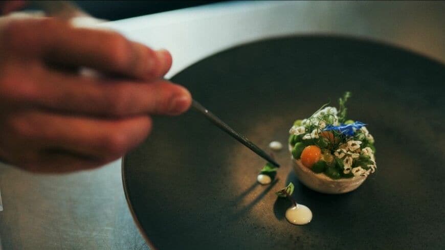 美食のW杯と言われるフランス料理の国際コンクール「ボキューズ・ドール」、アジア予選で”お題”となった食材は豆腐だった。一流フランス料理人はこれをどうやって審査員から評価される「一皿」に仕上げるのか（写真：アジア予選提出動画より、ひらまつ提供）この記事の画像を見る(◯枚)