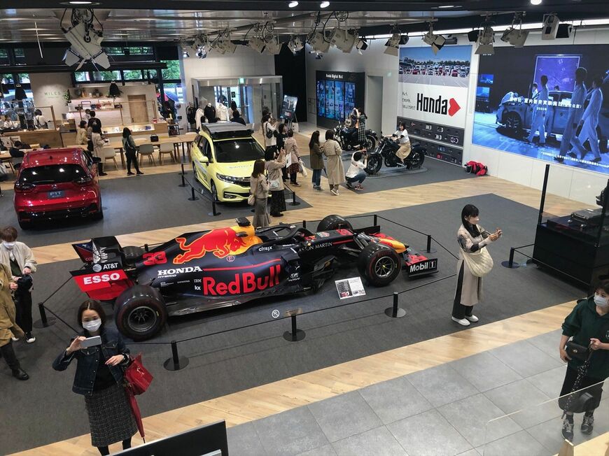 ホンダ本社1階「Honda ウエルカムプラザ青山」にF1マシンが展示された様子（2023年4月、筆者撮影）