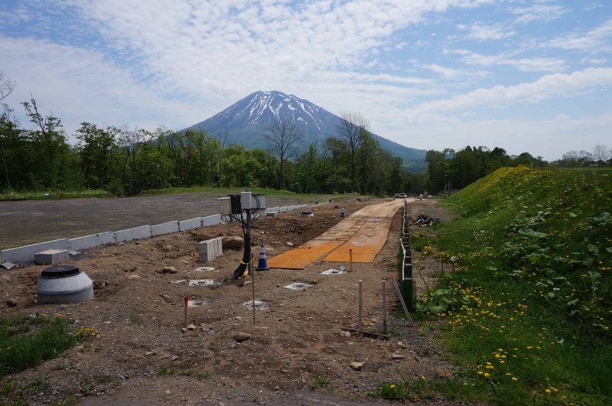山林の中に続く工事用の通路（写真：筆者撮影）
