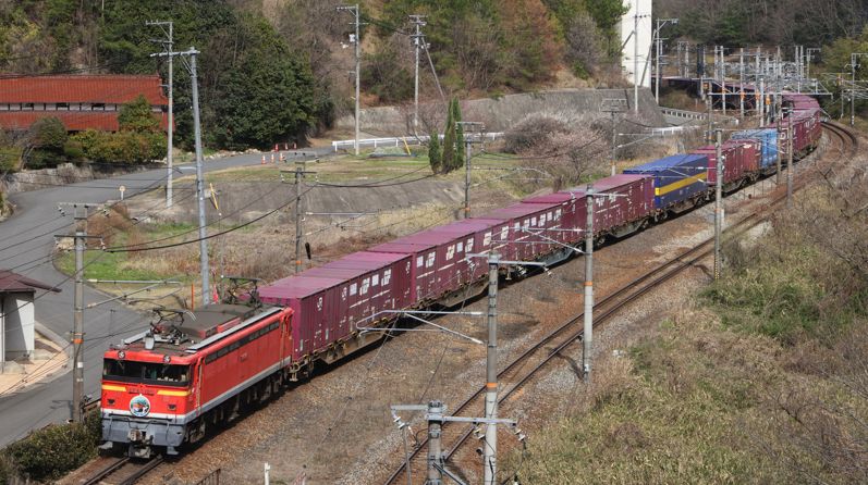 3月29日の午後にラストランを行ったEF67 105。走り慣れたセノハチの上り勾配を16両編成の貨物列車を押し上げていった。前面には「ありがとうEF67」のヘッドマークが掲出された（瀬野ー八本松間、筆者撮影）