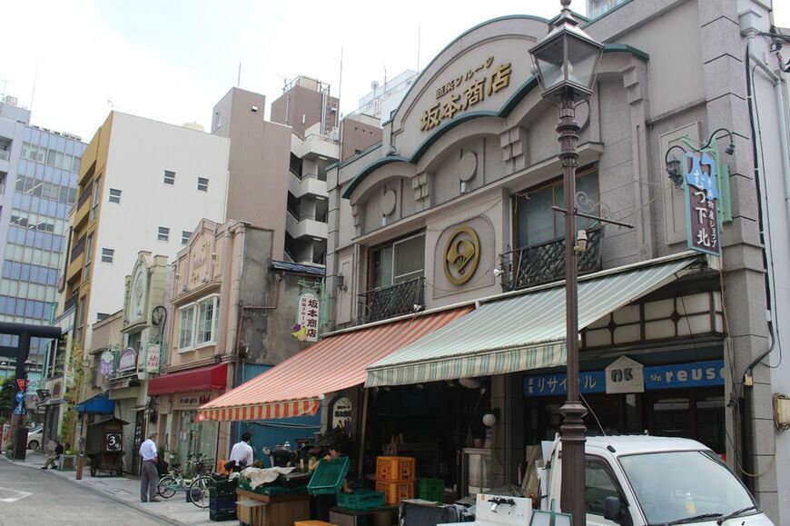 平成に生まれた、昭和レトロな建物たち（筆者撮影）