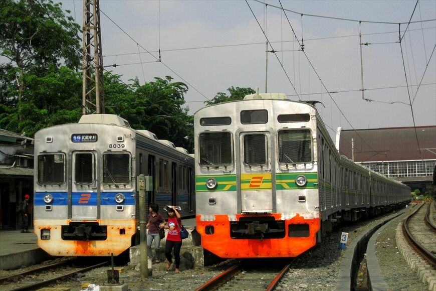 ジャカルタコタ駅で並ぶ8039編成と8612編成（筆者撮影）