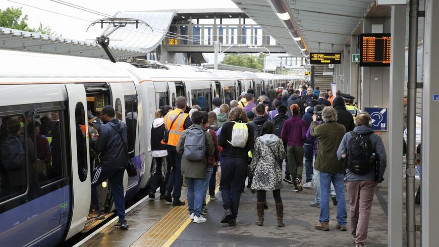 エリザベス線新規開業区間のアビーウッド駅でホームにあふれる乗客ら（写真：(c) Crossrail Ltd）