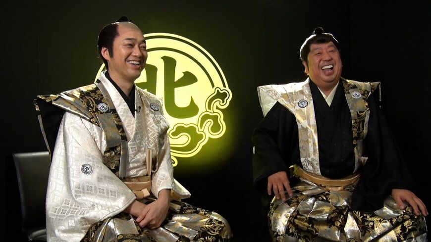 視聴者参加型番組「風雲！たけし城」が34年ぶりに復活し、4月21日からプライム・ビデオで独占配信されているが、再ブームを起こすほどの勢いがないのはなぜか？ たけし城の家老家臣役としてお笑いコンビのバナナマン、設楽統（左）と日村勇紀が番組を進行する（©2023 Tokyo Broadcasting System Television, Inc. All Rights Reserved）