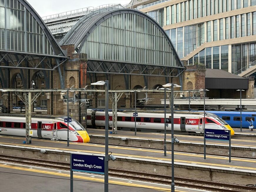 ロンドン・ノース・イースタン鉄道（LNER）の列車「Azuma」。同鉄道は酷暑でインターシティ225の運用を減らし、この車両を中心に運用した（筆者撮影）