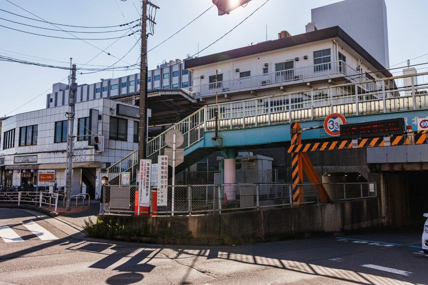 地下鉄乗り入れに伴い高架化して構内も拡張。写真は北口から南口方面を見ている（撮影：鼠入昌史）