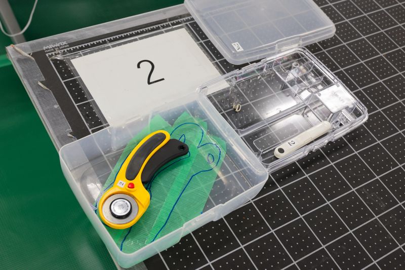 整理整頓しやすいように工夫された道具箱。自身がその日使う道具は番号で管理されている（筆者撮影）