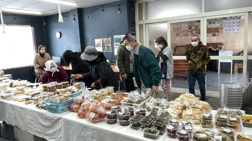今年2月に開催されたがっこ市の様子。販売するがっこはすべて試食品ありだ（写真：Anique）