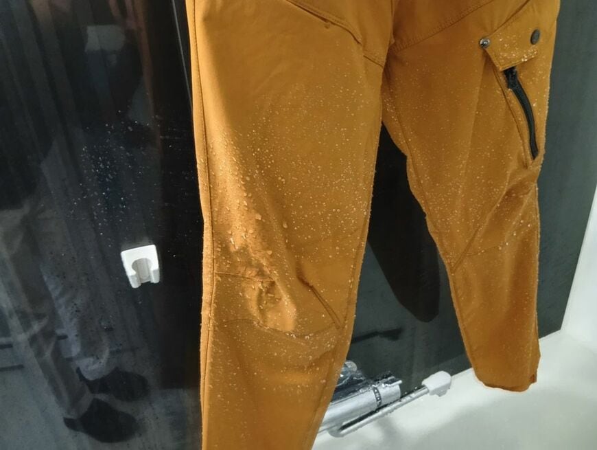 おー、ちゃんと水滴を弾いてる（筆者撮影）