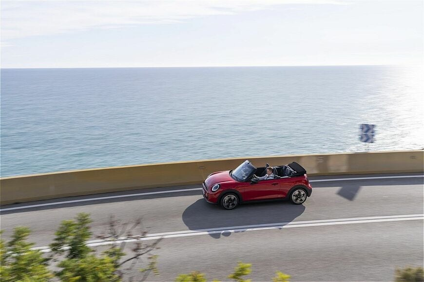 MINI（ミニ）の新型「ミニ・クーパー・コンバーチブルS」（写真：MINI）