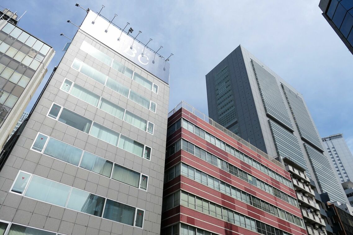 南側（右）にJR東日本本社ビル