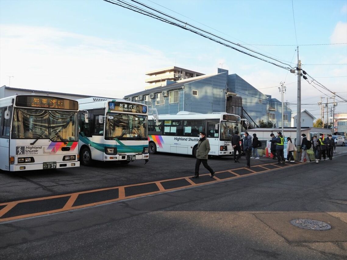 早朝の渚駅代行バス発着所。コロナ再拡大前は