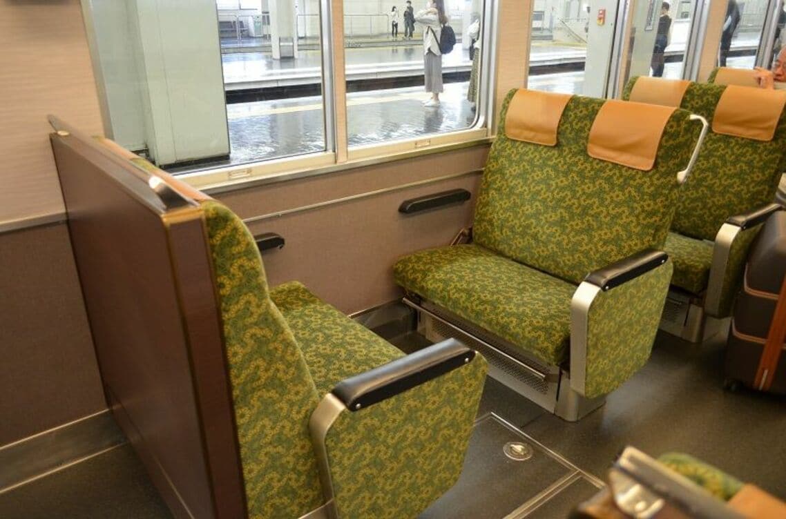 京都河原町寄りの車両の座席は千歳緑を取り入れた