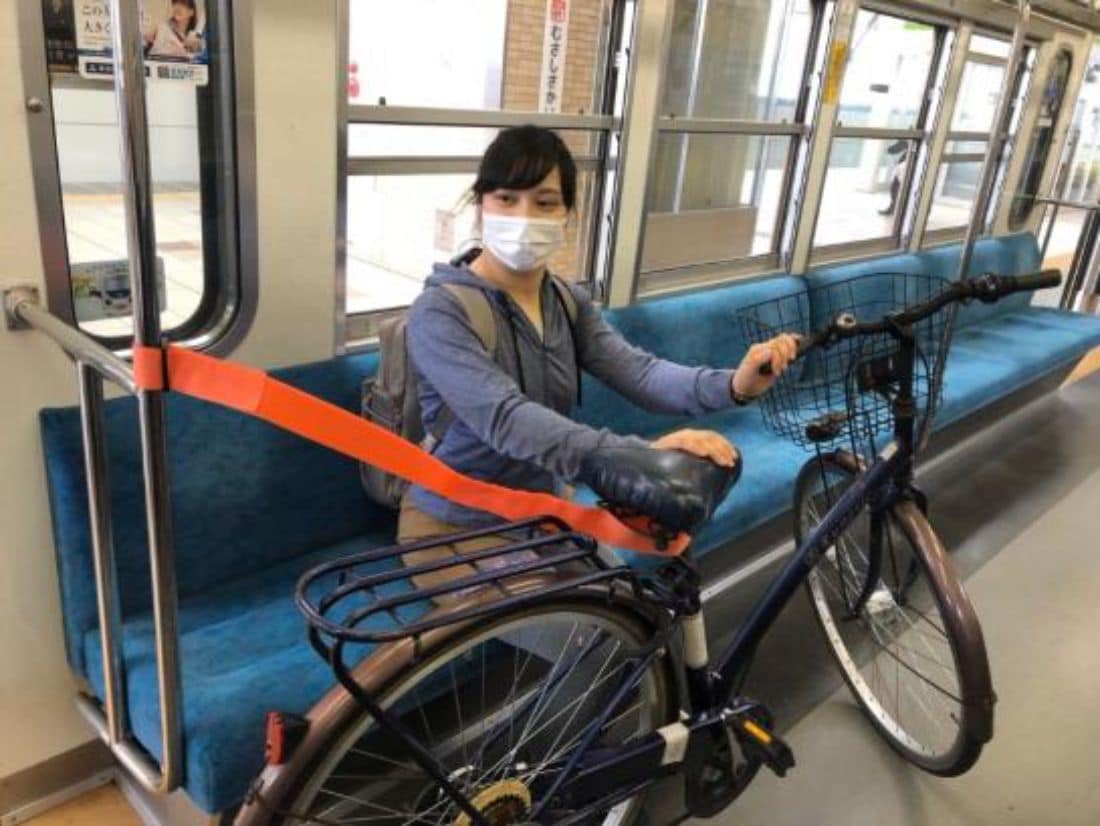 車内ではベルトで自転車を固定する（写真：西武鉄道）