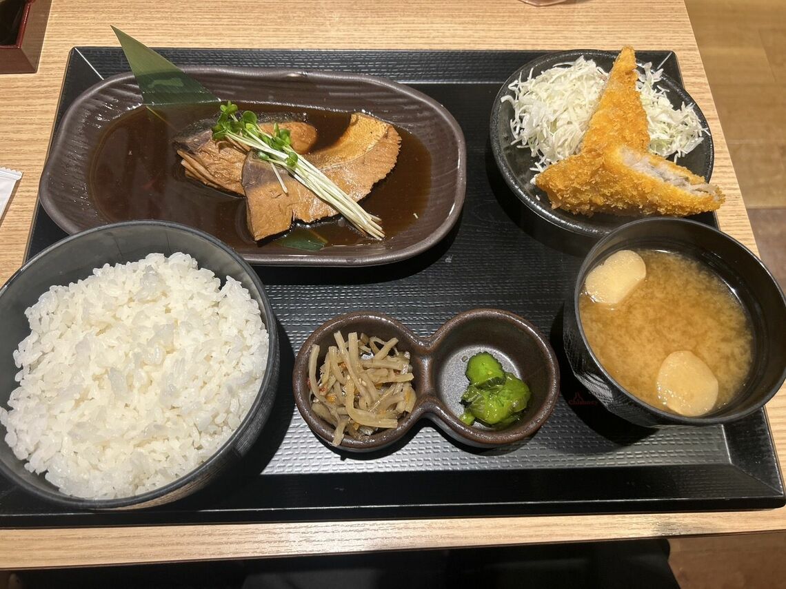 鯖の味噌煮定食（筆者撮影）