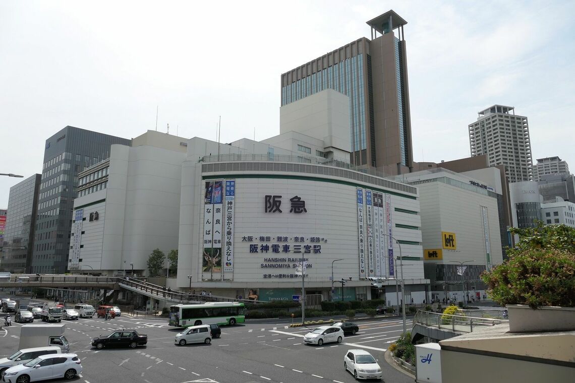 阪神の神戸三宮駅は地下にある。駅ビルには百貨店「神戸阪急」（記者撮影）