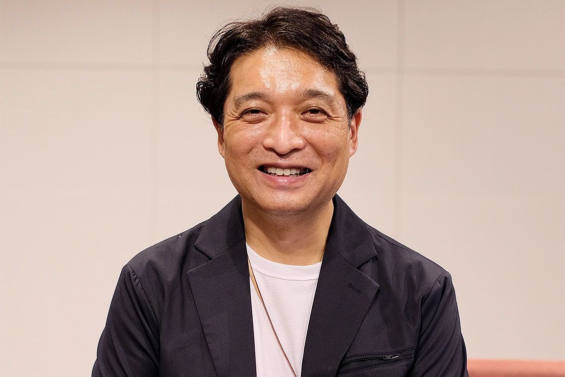 山本崇雄（やまもと・たかお）横浜創英中学・高等学校で校長補佐を務めるほか、複数の学校、企業と雇用契約を結んでいる二刀流（複業）教師。都立中高一貫教育校を経て、2019年より新渡戸文化中学校・高等学校、横浜創英中学・高等学校、浜松開誠館中学校・高等学校のほか、日本パブリックリレーションズ学会理事長、GRASグループ、News Picksなど複数の団体・企業でも活動。Apple Distinguished Educator、LEGO® SERIOUS PLAY® メソッドと教材活用トレーニング終了認定ファシリテーター。「教えない授業」と呼ばれる自律型学習者を育てる授業を実践。「ミライのテラコヤ オンライン」もスタート。教育改革や子どもの自律などをテーマにした講演会、出前授業、執筆活動を精力的に行っている。検定教科書『NEW CROWN』『MY WAY』（ともに三省堂）の編集委員を務めるほか、著書に新刊『「学びのミライ地図」の描き方』（学陽書房）、『なぜ「教えない授業」が学力を伸ばすのか』（日経BP）、『「教えない授業」の始め方』（アルク）、『学校に頼らなければ学力は伸びる』（産業能率大学出版部）ほか、監修書に『21マスで基礎が身につく英語ドリル タテ×ヨコ』シリーズ（アルク）がある（写真：山本氏提供）