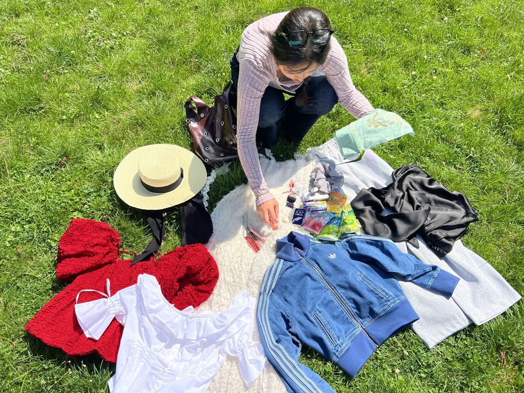 フランスにいる親から頼まれた醤油や味噌などの食材は、自分のものですっかりスーツケースが重くなってしまったため「このあと時期をずらして日本に来る弟に荷物を託しました」と笑う（筆者撮影）