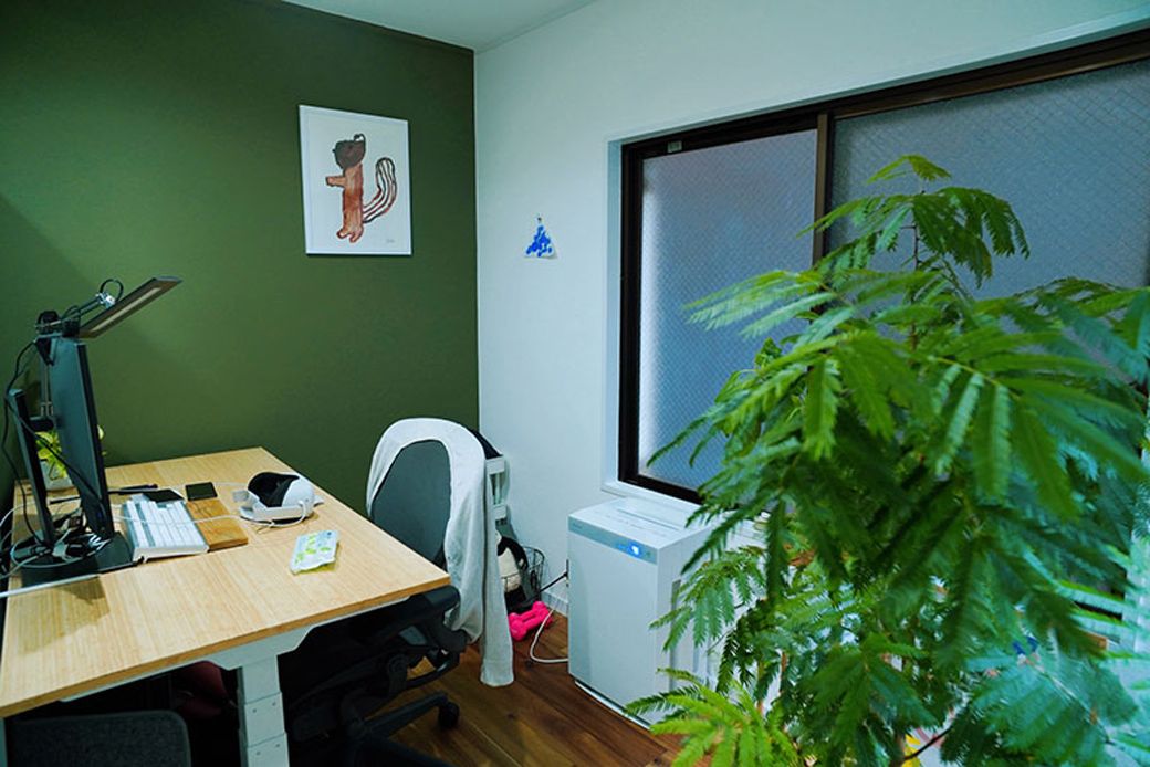 部屋の奥に設置した夫のスペース。無事に東京の会社に転職し、フルリモートで仕事中（写真撮影／福永尚史）