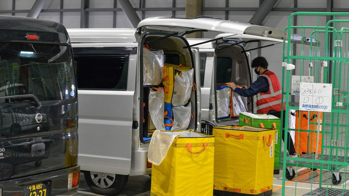 荷積みはわずか15分程度。「ワントラック」のドライバーは13人中5人が配送未経験者。アプリの活用や仲間とともに学ぶことで、経験者と同レベルの仕事ができるという(撮影:大澤誠)