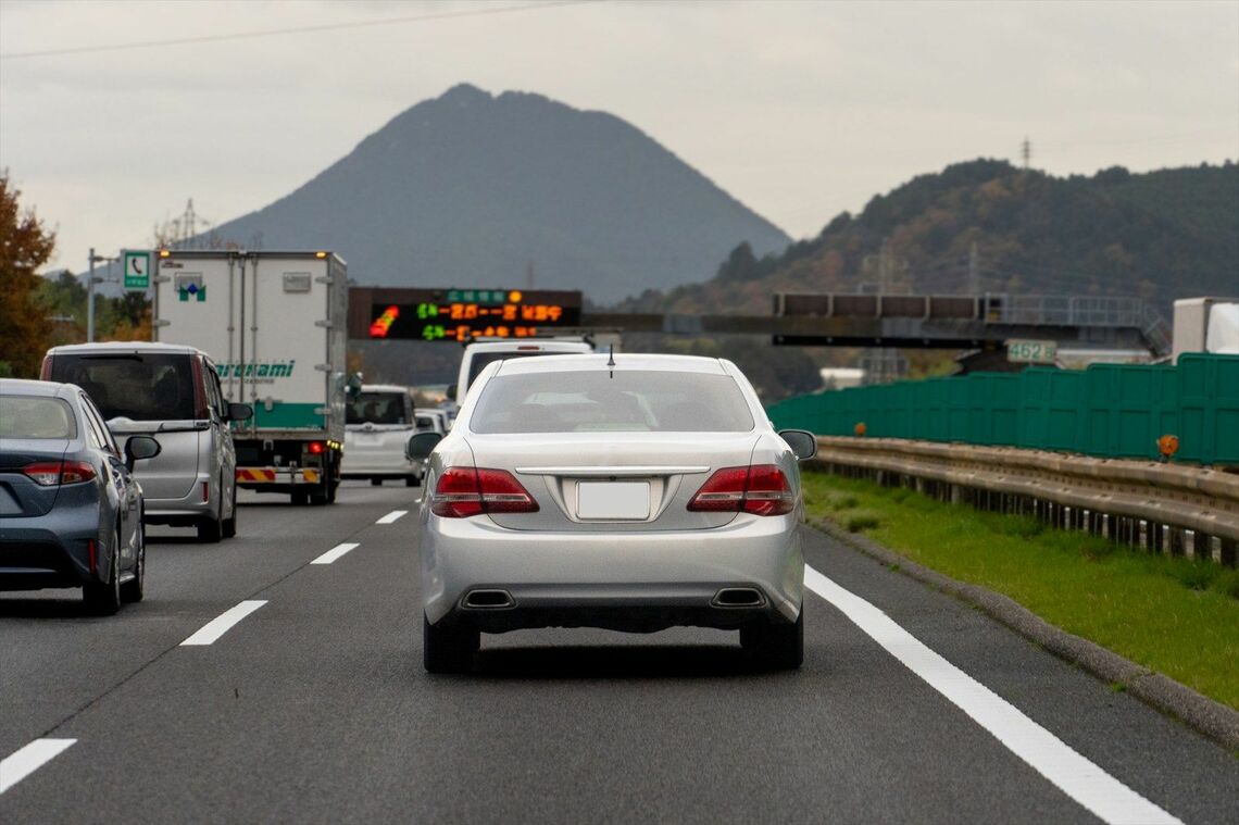 事故や天候など高速道路には予測できない不確定要素も多い（写真はイメージ：adigosts / PIXTA）