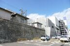 駅東側は大谷石の擁壁