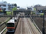 JR武蔵野線の新秋津駅と西武池袋線（筆者撮影）